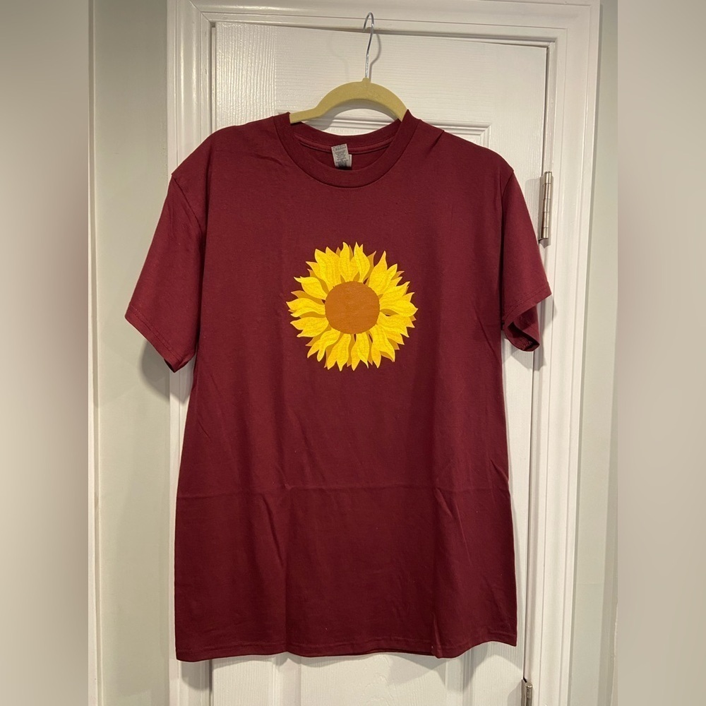 NWOT Gildan Size M Burgundy Sunflower Short Sleeve Crew Neck Cotton Tee Shirt